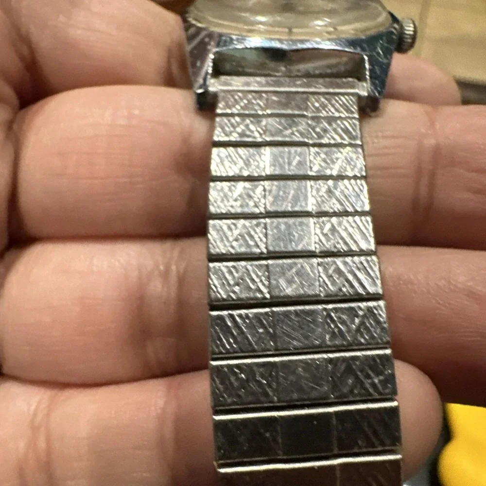 Running Vintage Timex‎ Mechanical Wristwatch Water Resistant Date Watch Silver